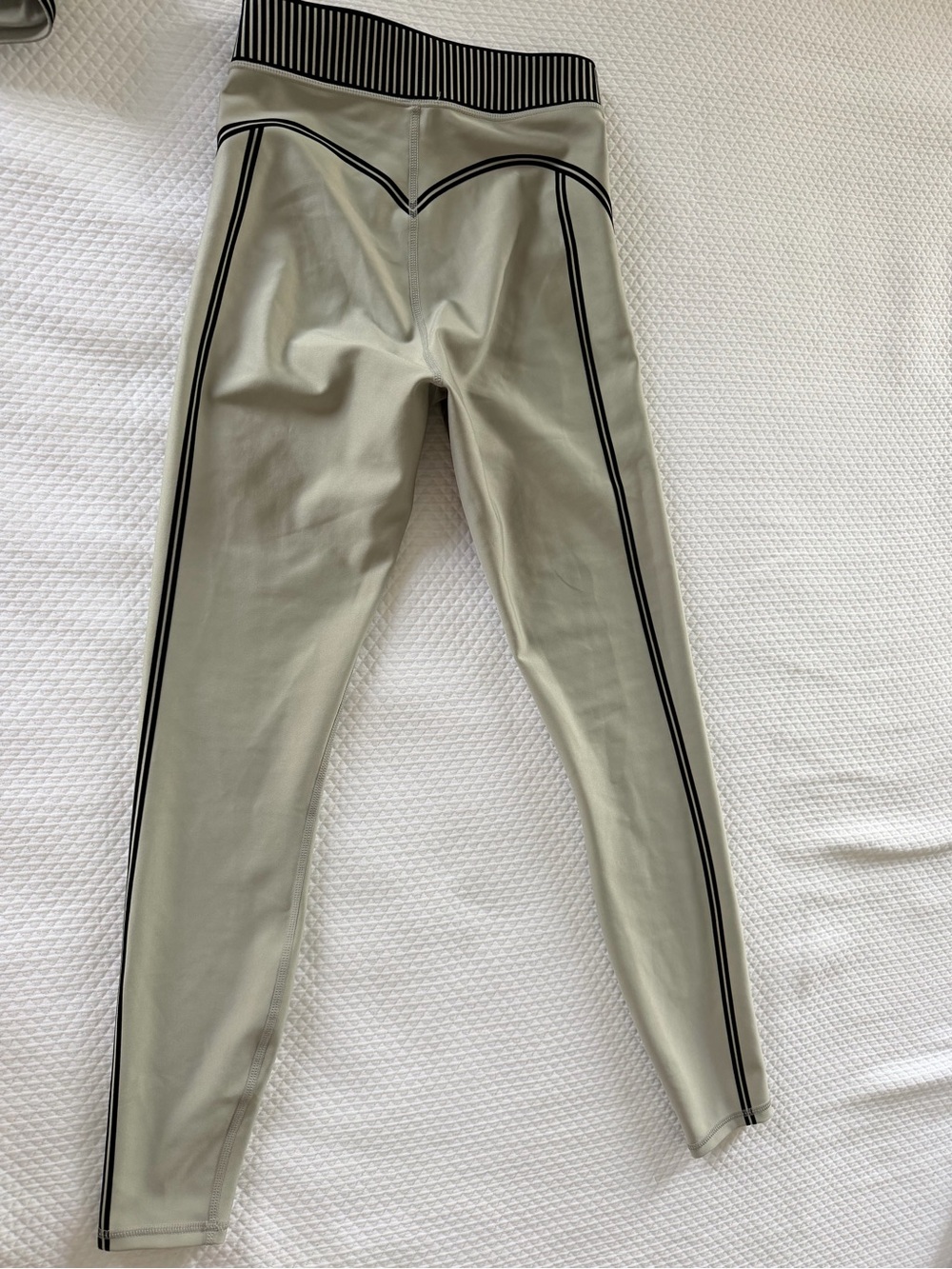 ALO Yoga Sage Green Sports Bra with Black Striped Elastic / Airlift Leggings set - Picture 8 of 10